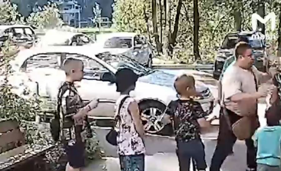 Мальчика избили в солнечном. Мужчина избил школьника. Избил женщину деревня. Подростки избили тренера по боксу. Подростки избили тренера по боксу.