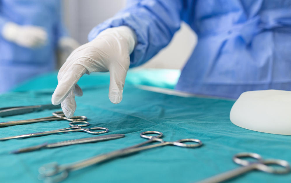 хирург вскроет