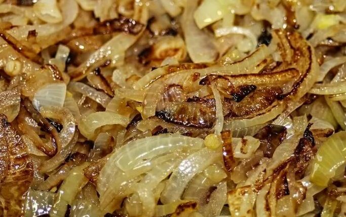 Жареный лук получится божественно вкусным: есть простой трюк — СМИ2