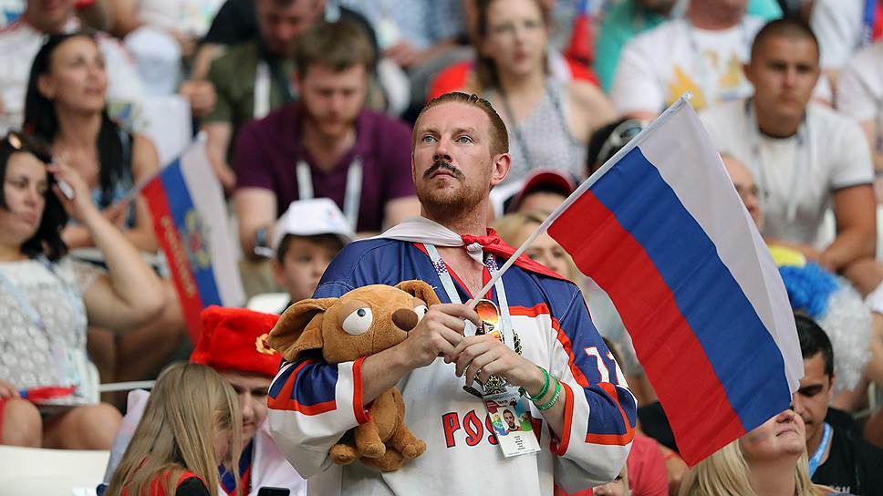Чуваки на деньгах. Россияне выигравшие. Футбольные болельщики россии. Россияне выигравшие. Трибуны болельщиков плавание.