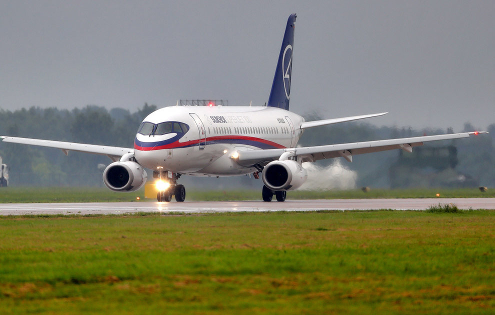 Сухой джет. Сухой Суперджет 100. SSJ-100 самолет. Суперджет 100 самолет. Sukhoi SSJ 100.