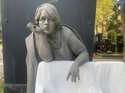 Скандальный бюст на могиле Галины Волчек заменили на новую скульптуру