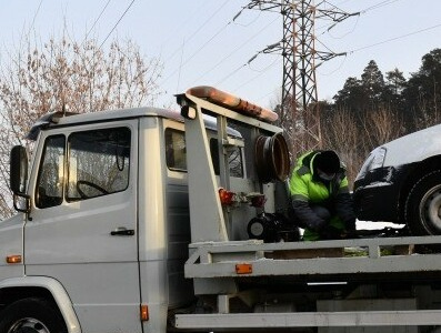 В Воронеже эвакуируют автомобили с нечитаемыми номерами