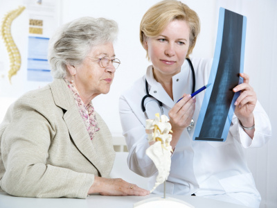Как лечить остеопороз: мнение врачей