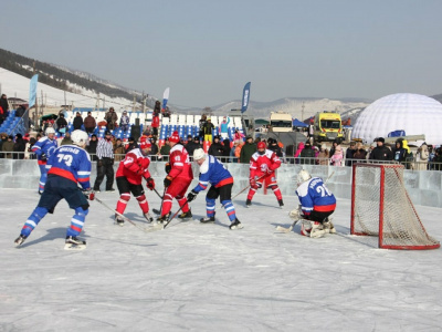 На льду Байкала прошел матч: звезды хоккея и иркутские чиновники
