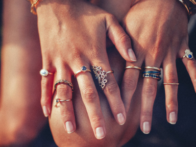 Кольца: на каких пальцах носить, чтобы привлечь удач