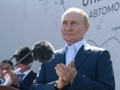 Путин приехал на открытие участка трассы М-11 на Lada Aura